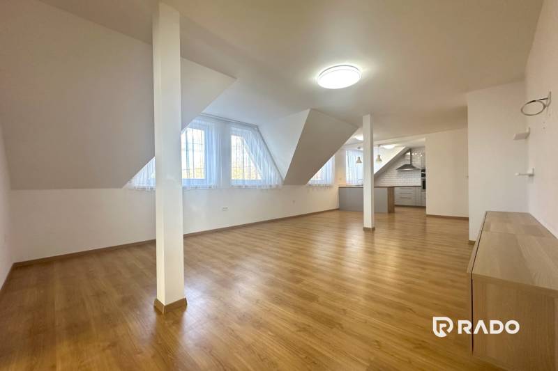 RADO| Podnikajte a zároveň bývajte pod jednou strechou! - Podkrovný priestor s podlahou s dreveným dekorom a kuchyňou, Rodinný dom.