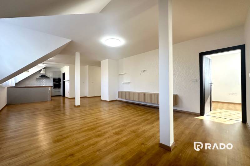 RADO| Podnikajte a zároveň bývajte pod jednou strechou! - Obývacia izba v rodinnom dome s kuchyňou a podlahou s dreveným dekorom.