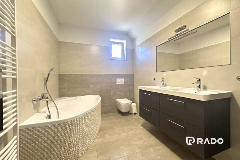 RADO| Podnikajte a zároveň bývajte pod jednou strechou! - Kúpeľňa s vaňou, dvojitým umývadlom a zrkadlom v rodinnom dome.