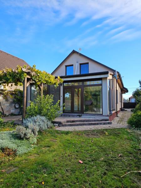 REZERVOVANÉ! Predáme 5-izbový rodinný dom na Štúrovej ulici, Vráble - Rodinný dom na Štúrovej ulici vo Vrábľoch s terasou a záhradou.