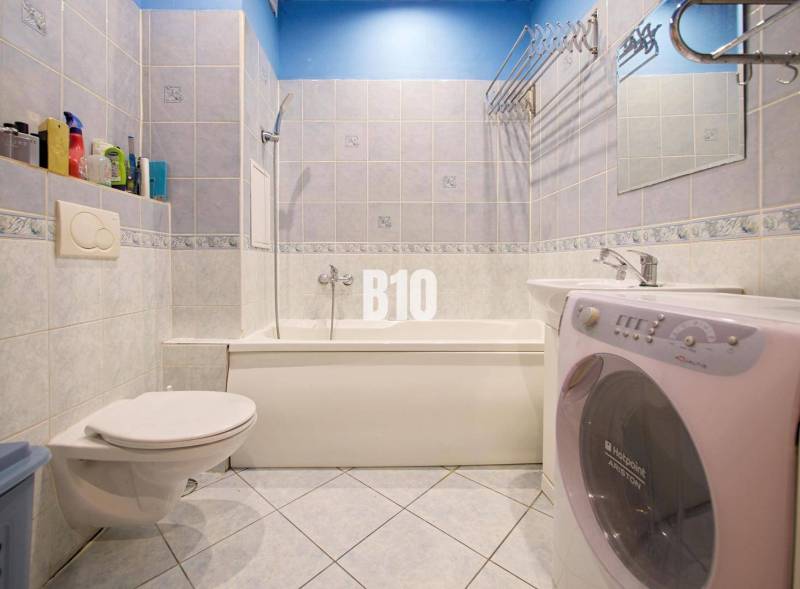 Prerobený 2i byt v príjemnej lokalite Bánoviec nad Bebravou - Kúpeľňa v 2-izbovom byte so sprchovacím kútom, umývadlom a práčkou.