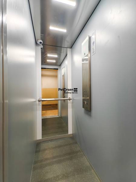 Prenájom úplne nového 2 izb. bytu - skvelá poloha a komfortné bývanie. - Výťah s nerezovými stenami a osvetlením, pravdepodobne v budove s 2-izbovým bytom.