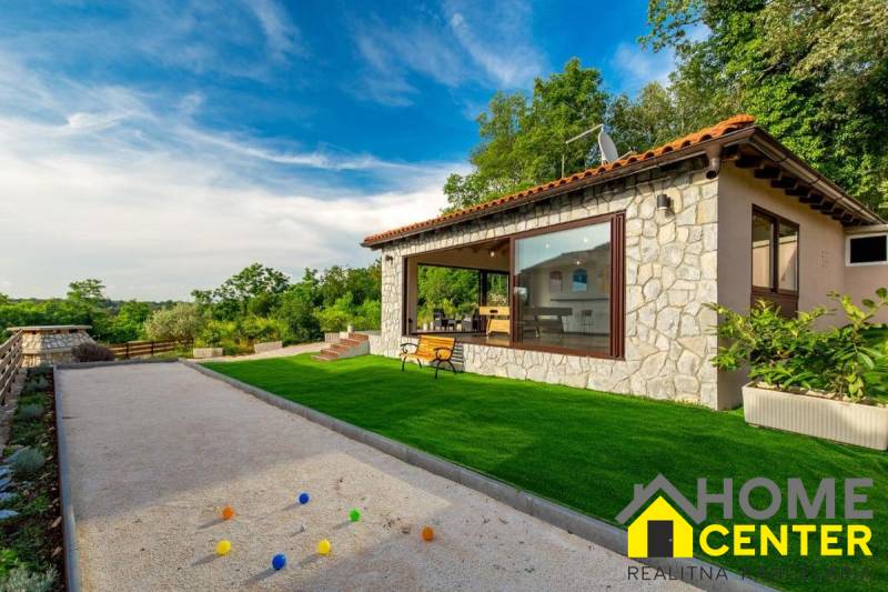 Na predaj KAMENNÝ DOM s LUXUSOM v srdci Istrie - Kamenná vila v Bale s ihriskom na petang a udržiavanou záhradou.