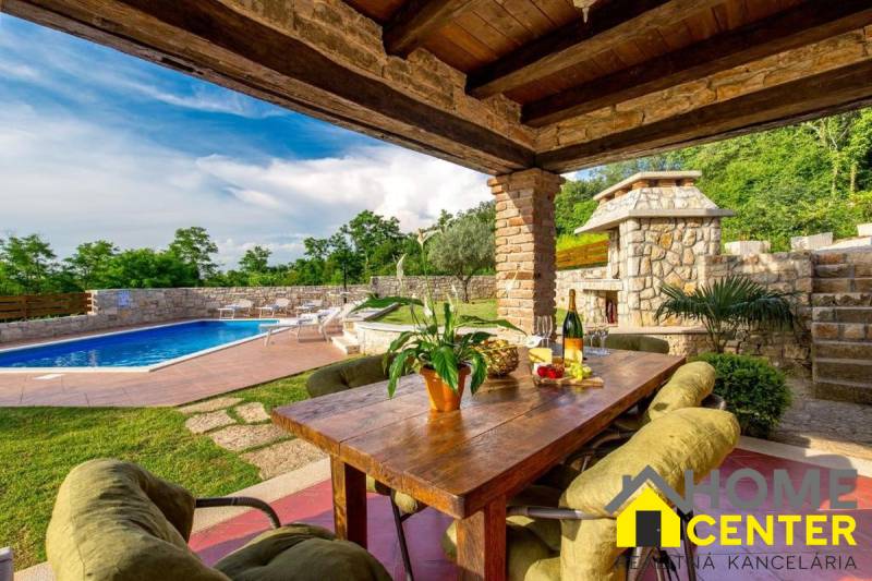 Na predaj KAMENNÝ DOM s LUXUSOM v srdci Istrie - Exteriér vily v meste Bale s bazénom, stolom a prírodnými detailmi.