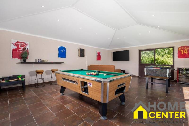 Na predaj KAMENNÝ DOM s LUXUSOM v srdci Istrie - Interiér vily s biliardovým stolom, koženou sedačkou a podlahou s dreveným dekorom.