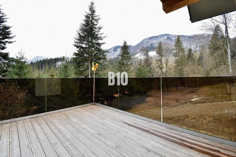 LUKRATÍVNA CHATA - NOVOSTAVBA - SRDCE VRÁTNEJ DOLINY - Chata v Terchovej s terasou ponúka výhľad na zasnežené hory a les.