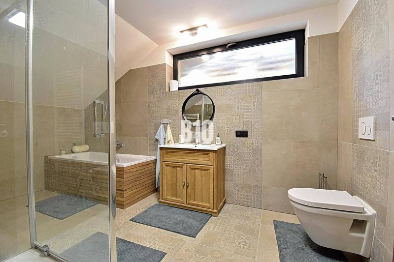 LUKRATÍVNA CHATA - NOVOSTAVBA - SRDCE VRÁTNEJ DOLINY - Kúpeľňa s vaňou, sprchou, zrkadlom a skrinkou v Chate. Svetlé obklady a dlažba.