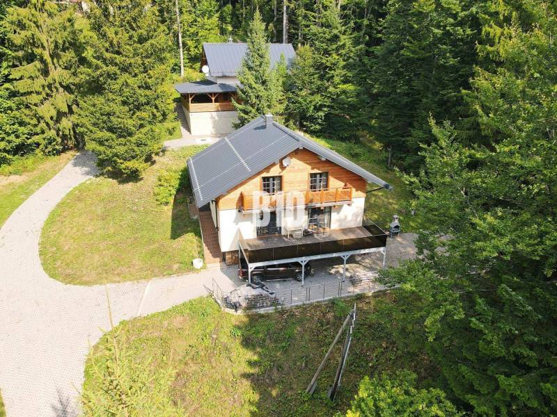 LUKRATÍVNA CHATA - NOVOSTAVBA - SRDCE VRÁTNEJ DOLINY - Chata v Terchovej obklopená lesom, so slnečnou terasou a prístupovou cestičkou.