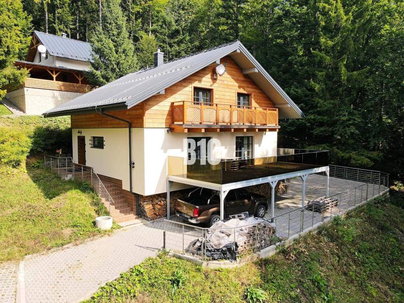 LUKRATÍVNA CHATA - NOVOSTAVBA - SRDCE VRÁTNEJ DOLINY - Chata v Terchovej obklopená lesom s parkovacou plochou a terasou.