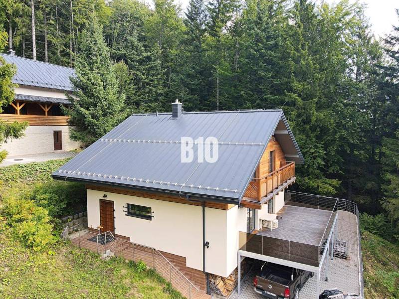 LUKRATÍVNA CHATA - NOVOSTAVBA - SRDCE VRÁTNEJ DOLINY - Chata v Terchovej obklopená lesmi s veľkou terasou a parkovacím miestom.