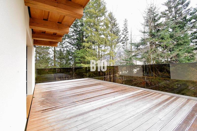 LUKRATÍVNA CHATA - NOVOSTAVBA - SRDCE VRÁTNEJ DOLINY - V Terchovej nájdete chatu s terasou a podlahou s dreveným dekorom obklopenou lesom.