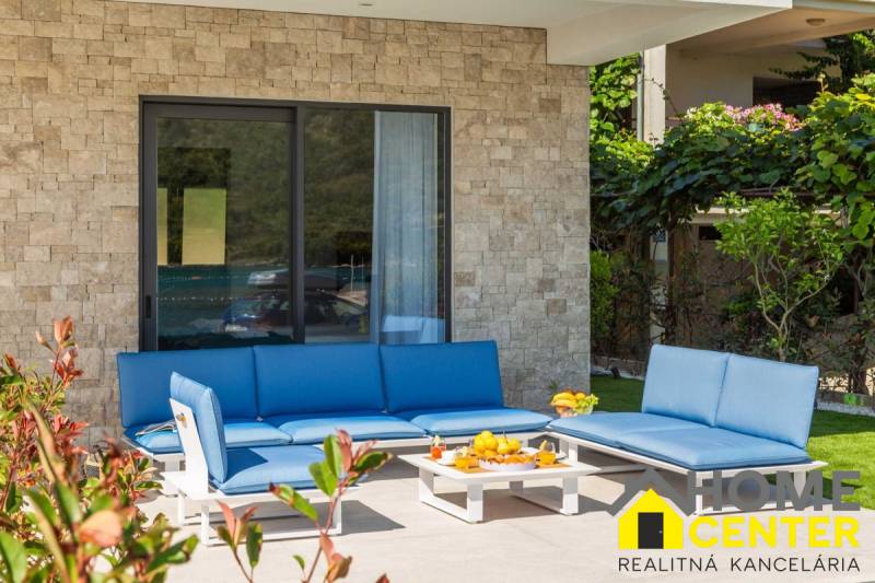 NA PREDAJ novo postavená VILA  /200 m2/ pri mori, Rogoznica - Exteriér vily v Bale s modrým záhradným sedením a kamennou stenou.