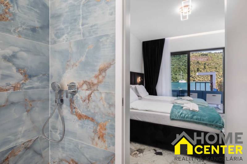 NA PREDAJ novo postavená VILA  /200 m2/ pri mori, Rogoznica - Kúpeľňa s mramorovými obkladmi a spálňa vo vile s výhľadom na more.