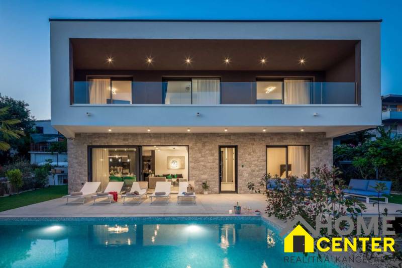 NA PREDAJ novo postavená VILA  /200 m2/ pri mori, Rogoznica - Vila v Bale s bazénom a terasou, obklopená zeleňou a oddychovými priestormi.