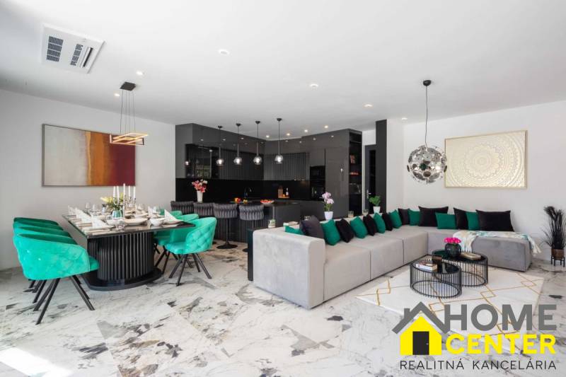 NA PREDAJ novo postavená VILA  /200 m2/ pri mori, Rogoznica - Priestranná obývacia izba Vily s jedálňou, sedačkou a modernou kuchyňou.