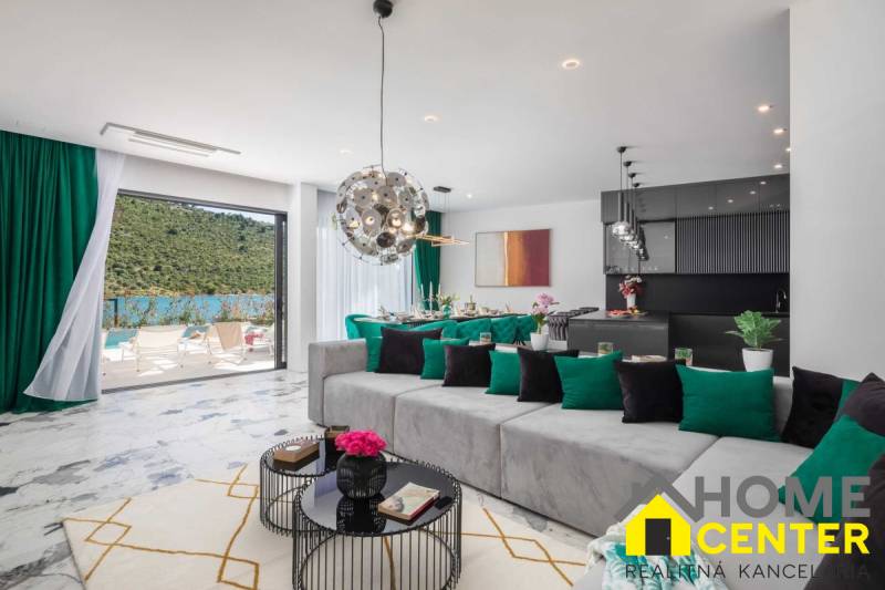 NA PREDAJ novo postavená VILA  /200 m2/ pri mori, Rogoznica - Priestranná obývačka vily s výhľadom na bazén a prírodné prostredie.