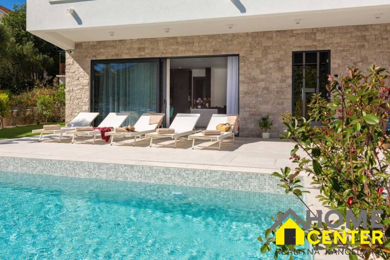 NA PREDAJ novo postavená VILA  /200 m2/ pri mori, Rogoznica - Exteriér vily v Bale s bazénom a ležadlami na terase.
