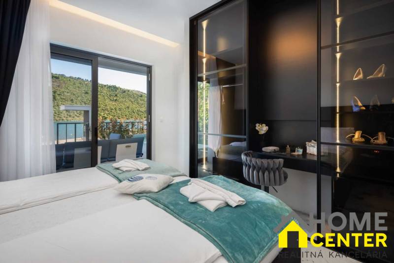 NA PREDAJ novo postavená VILA  /200 m2/ pri mori, Rogoznica - Spálňa vo Vile s terasou a výhľadom na prírodu a jazero.