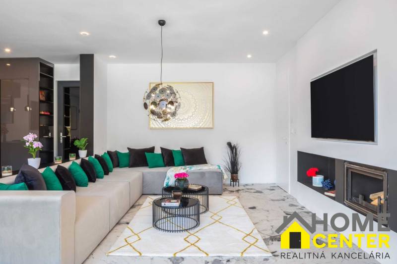 NA PREDAJ novo postavená VILA  /200 m2/ pri mori, Rogoznica - Obývačka s pohodlnou sedačkou, krbom a dekoráciami vo Vile.