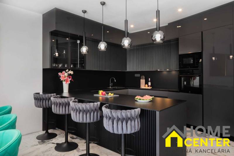 NA PREDAJ novo postavená VILA  /200 m2/ pri mori, Rogoznica - Čierna kuchyňa vo vile s mramorovou podlahou a luxusnými stoličkami.