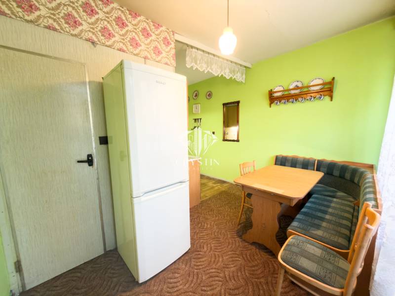 REZERVOVANÉ- Na predaj 3-izbový byt Žilina-Vlčince - Jedálenský kút so sedacou súpravou a stolom v 3-izbovom byte.