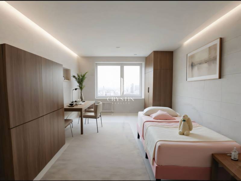 REZERVOVANÉ- Na predaj 3-izbový byt Žilina-Vlčince - Spálňa v 3-izbovom byte s posteľou, pracovným stolom a podlahou s dreveným dekorom.