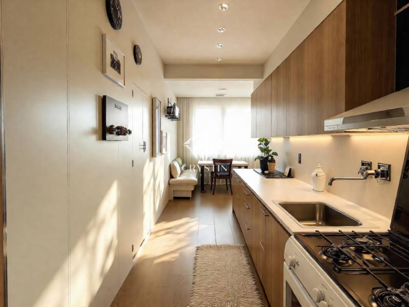 REZERVOVANÉ- Na predaj 3-izbový byt Žilina-Vlčince - Útulná kuchyňa v 3-izbovom byte s podlahou s dreveným dekorom a moderným zariadením.