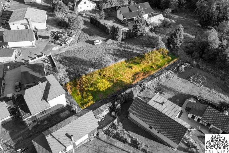 Stavebný pozemok - Turzovka - stavebné povolenie - Pozemky - bývanie v Turzovke, obklopené domami na mierne svahovitom teréne.