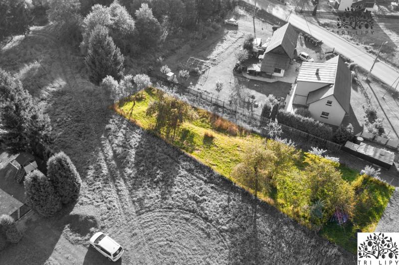 Stavebný pozemok - Turzovka - stavebné povolenie - Pozemky - bývanie v Turzovke s trávnatým porastom a okolím rodinných domov.