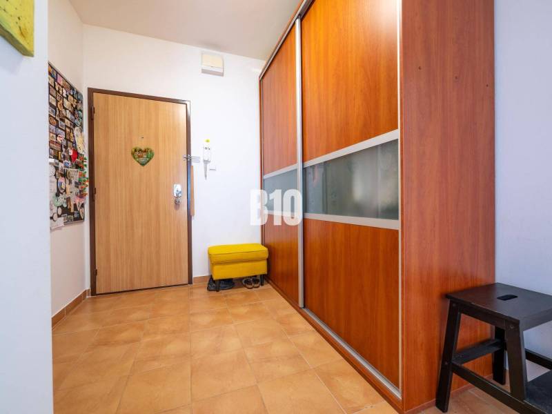 Príjemný 4 izbový byt s balkónom - Klokočina - Chodba v 4-izbovom byte s dlažbou a vstavanou skriňou.