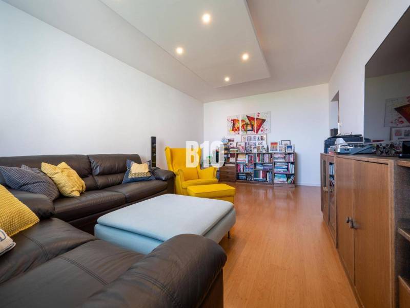 Príjemný 4 izbový byt s balkónom - Klokočina - Obývacia izba v 4-izbovom byte s podlahou s dreveným dekorom a pohodlným sedením.