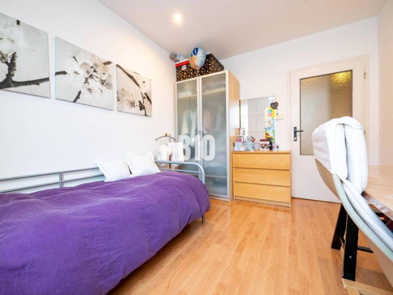 Príjemný 4 izbový byt s balkónom - Klokočina - Izba v 4-izbovom byte s jednolôžkom, skriňou a podlahou s dreveným dekorom.