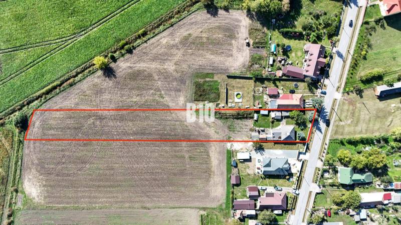 Rodinný dom s veľkým pozemkom (4641 m2)  - Ondrejovce - Letecký pohľad na pozemok a rodinné domy v Ondrejovciach.