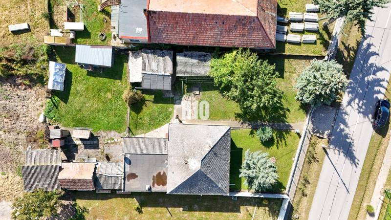 Rodinný dom s veľkým pozemkom (4641 m2)  - Ondrejovce - Rodinný dom v Ondrejovciach s prístavbami, záhradou a priľahlou cestou.