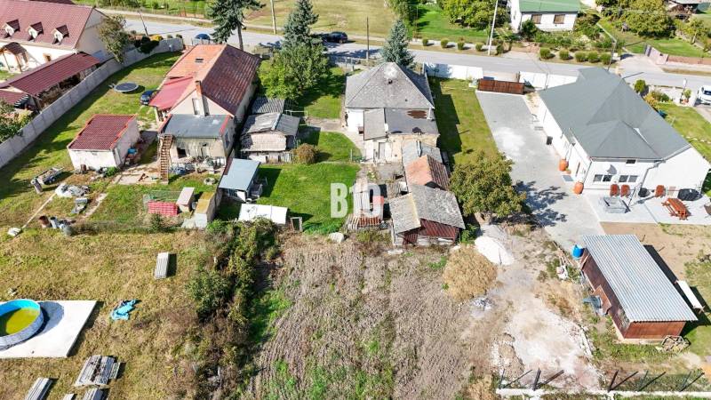 Rodinný dom s veľkým pozemkom (4641 m2)  - Ondrejovce - Letecký pohľad na rodinné domy a záhrady v Ondrejovciach.