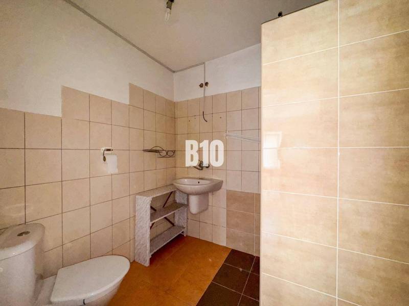 Rodinný dom s veľkým pozemkom (4641 m2)  - Ondrejovce - Kúpeľňa v rodinnom dome s béžovým obkladom a bielymi sanitárnymi zariadeniami.