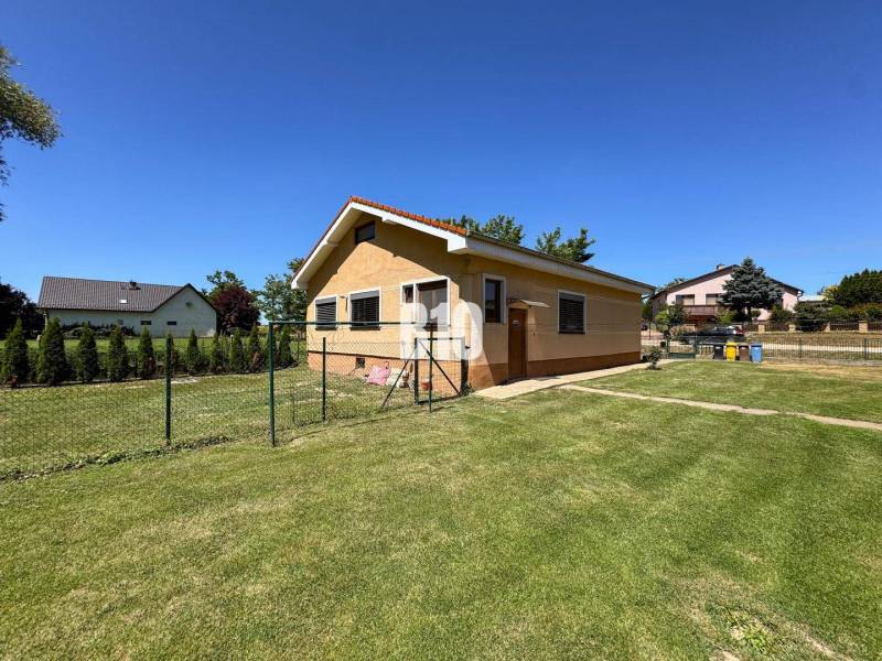 Rodinný dom s krásnym veľkým pozemkom ( stavebným) - Nové Sady - Rodinný dom v Nových Sadoch obklopený priestrannou, zelenou záhradou a plotom.