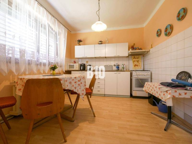 Rodinný dom s krásnym veľkým pozemkom ( stavebným) - Nové Sady - Kuchyňa v rodinnom dome s jedálenským stolom, linkou a spotrebičmi.