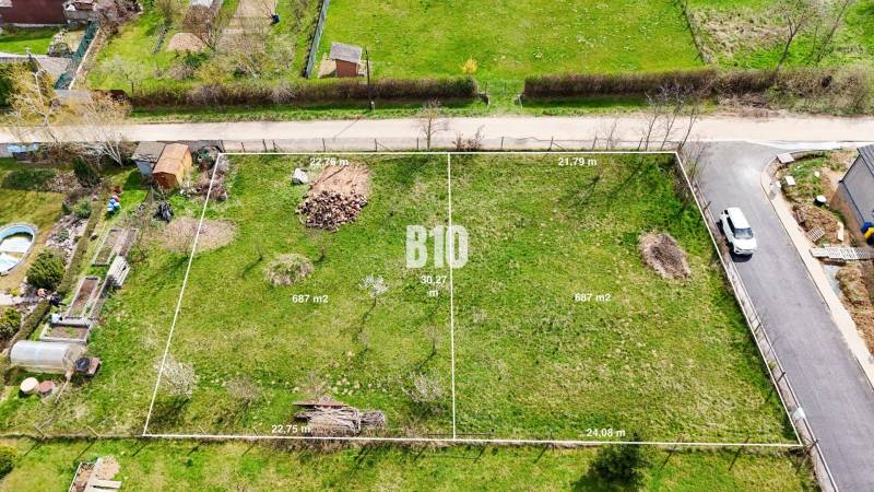 Jelenec  - Nádherný pozemok pri lese - 687 m2 - Letecký pohľad na pozemky - bývanie v Jelenci, každý s plochou 687 m2.