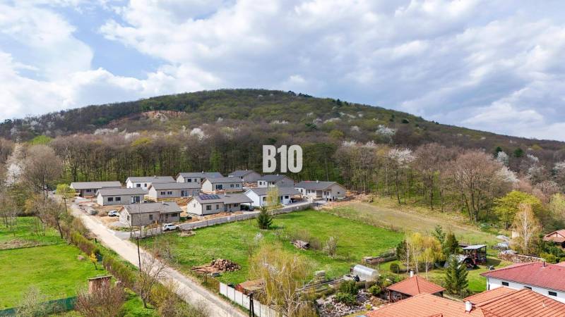 Jelenec  - Nádherný pozemok pri lese - 687 m2 - Pozemky na bývanie v Jelenci obklopené zeleňou a lesmi na svahoch.