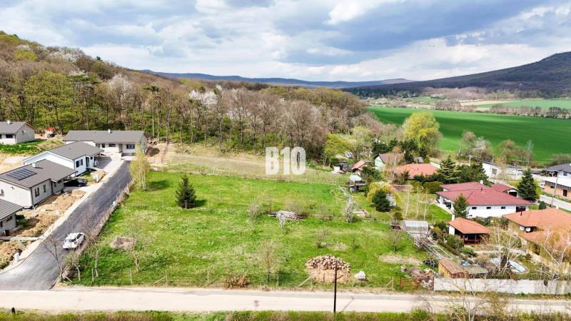 Jelenec  - Nádherný pozemok pri lese - 687 m2 - Pozemky - bývanie v Jelenci s výhľadom na lúky a lesy.