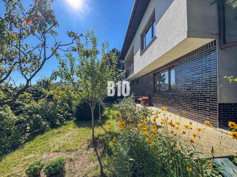 Rodinný dom s nádherným 8 árovým pozemkom na Kamennej ulici - Rodinný dom na Kamennej ulici v Nitre s udržiavanou záhradou a terasou.