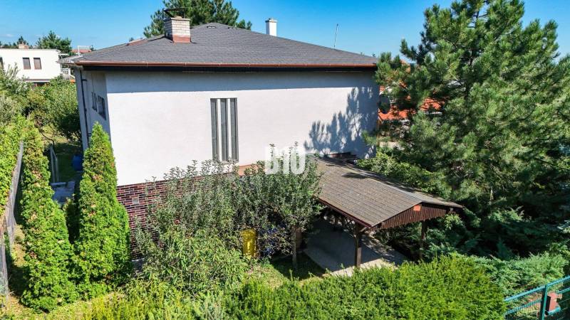 Rodinný dom s nádherným 8 árovým pozemkom na Kamennej ulici - Rodinný dom na Kamennej ulici v Nitre obklopujú okrasné stromy a zeleň.