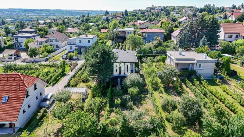 Rodinný dom s nádherným 8 árovým pozemkom na Kamennej ulici - Letecký pohľad na rodinný dom na Kamennej ulici v Nitre obklopený zeleňou a záhradou.