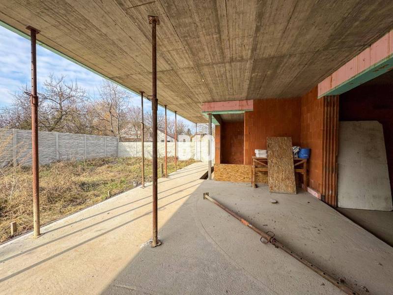 6 izbový rodinný dom  - DVOJGARÁŽ - CABAJ časť Riegler - Stavba rodinného domu v počiatočnej fáze, s drevenými panelmi a betónovým stropom.