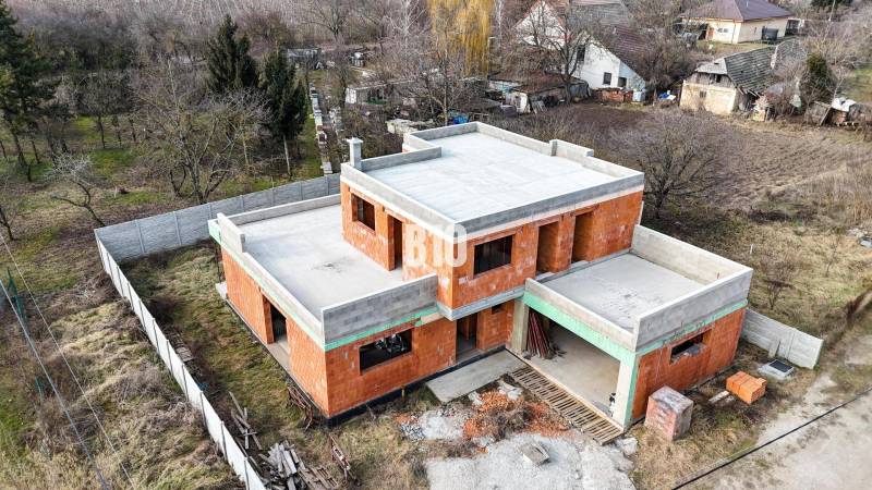 6 izbový rodinný dom  - DVOJGARÁŽ - CABAJ časť Riegler - Stavebný projekt: rodinný dom, tehlová konštrukcia, bez strechy, v prírodnom prostredí.