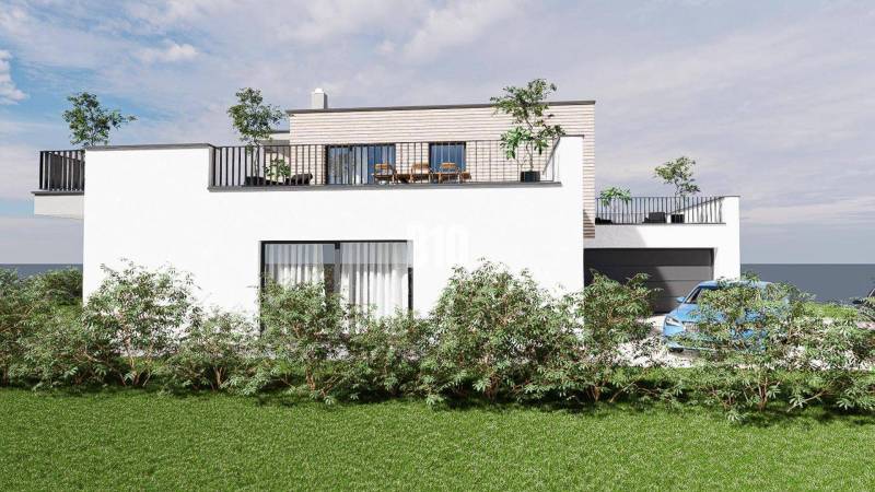 6 izbový rodinný dom  - DVOJGARÁŽ - CABAJ časť Riegler - Rodinný dom s terasou obklopený zeleňou, parkovanie pre auto, modrá obloha.