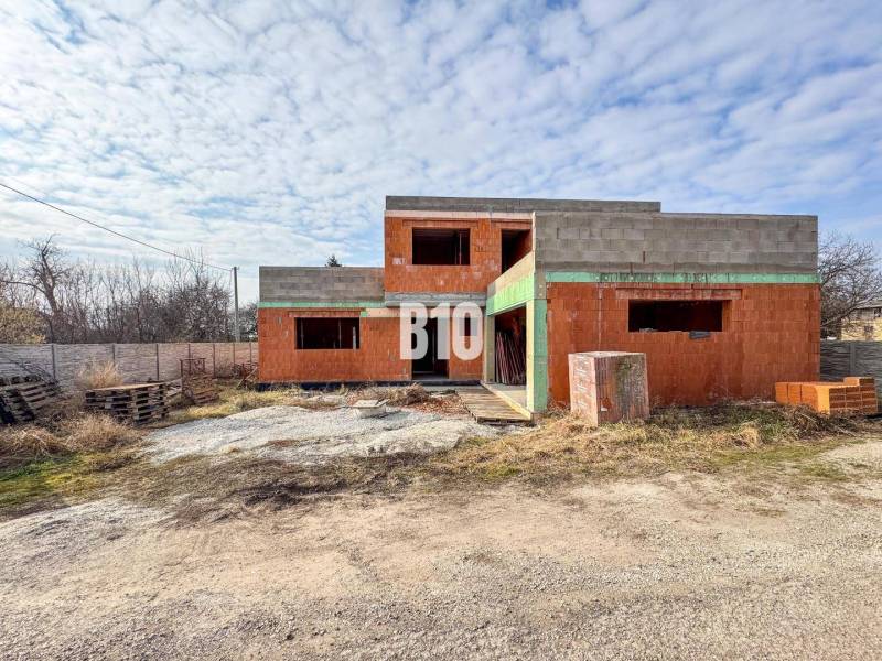 6 izbový rodinný dom  - DVOJGARÁŽ - CABAJ časť Riegler - Nedokončený rodinný dom z tehál v tichom prostredí, ideálny pre budúcich majiteľov.