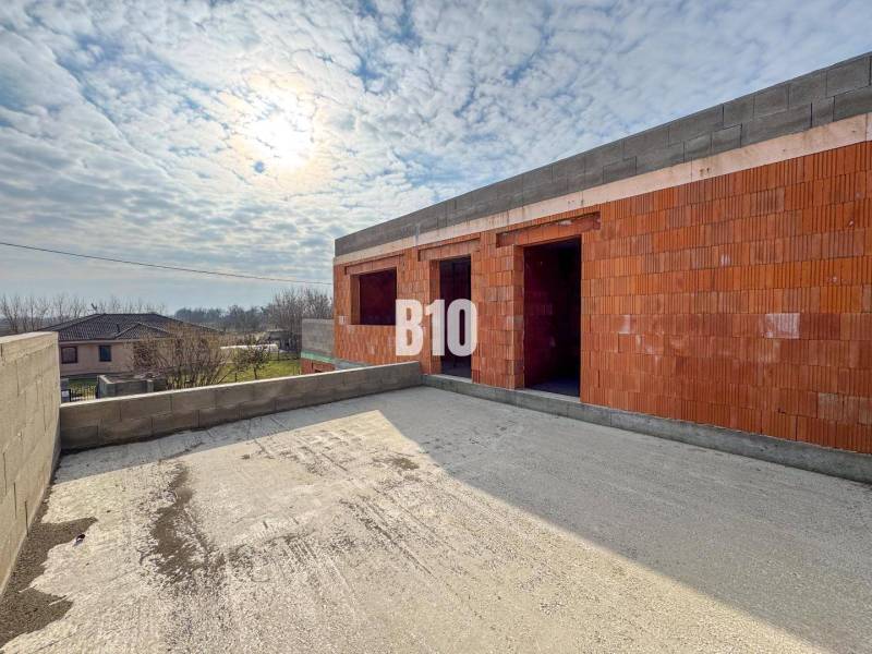 6 izbový rodinný dom  - DVOJGARÁŽ - CABAJ časť Riegler - Stavba rodinného domu s tehál, vedľa nehnuteľnosti, jasná obloha, výstavba.