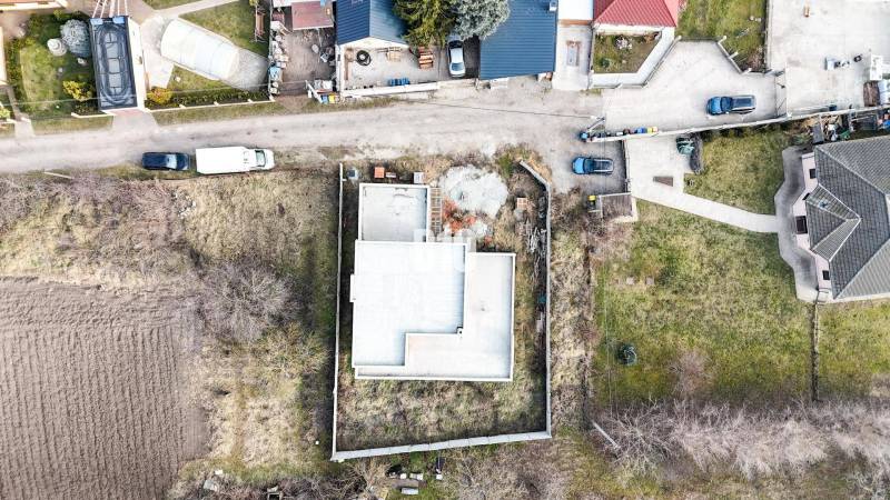 6 izbový rodinný dom  - DVOJGARÁŽ - CABAJ časť Riegler - Rodinný dom vo výstavbe na pozemku, obklopený záhradou a susednými domami.